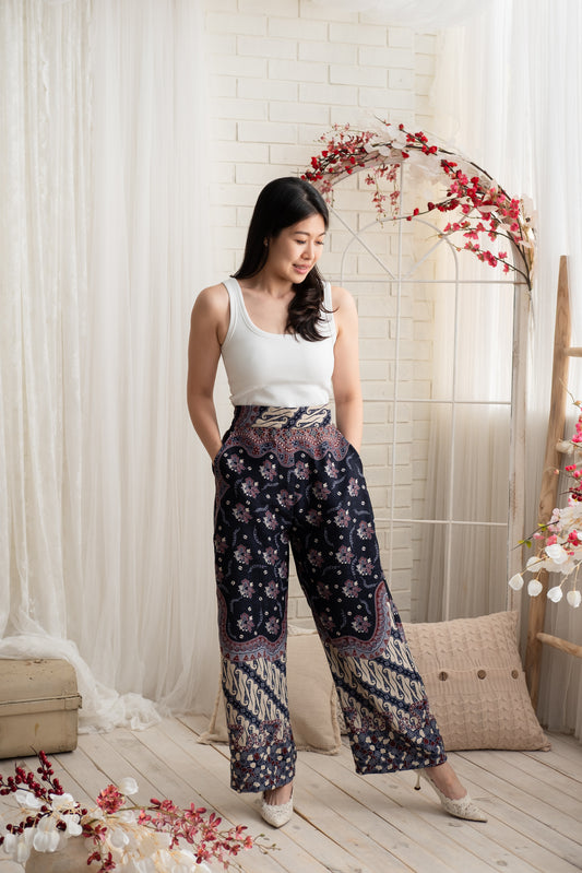 Moda Wide-Legged Pants