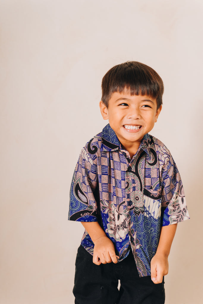 The Boys Jiwa shirt is a mix of traditional and floral elements of the parang print. This short-sleeved button-up shirt features a classic collar, along with a front chest pocket. Made from premium cotton dobby for a breathable and relaxed drape, the shirt requires minimal to no ironing care.This print comes in 2 colours, blue and burgundy.