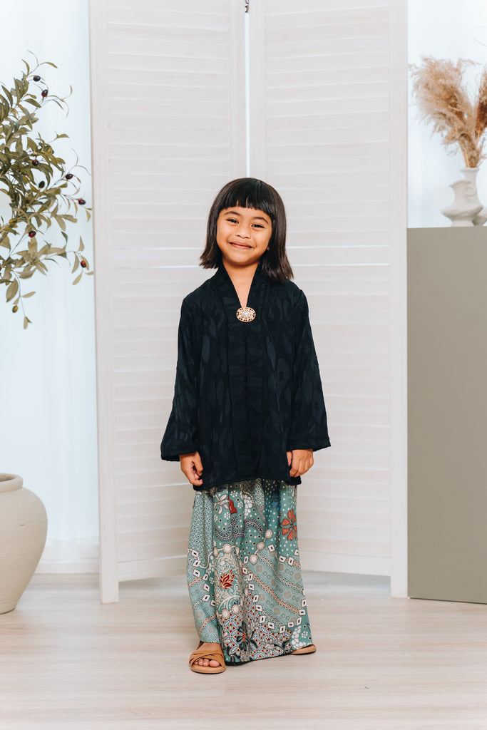 Our Girls' Kasih Kebaya Set is made up of a loose-fit kebaya and a elastic-banded skirt.