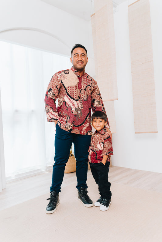 The Boys Tuah shirt is a mix of traditional and floral elements of the parang print. This short-sleeved button-up shirt features a classic collar, along with a front chest pocket. Made from premium cotton dobby for a breathable and relaxed drape, the shirt requires minimal to no ironing care.This print comes in 2 colours, blue and burgundy.