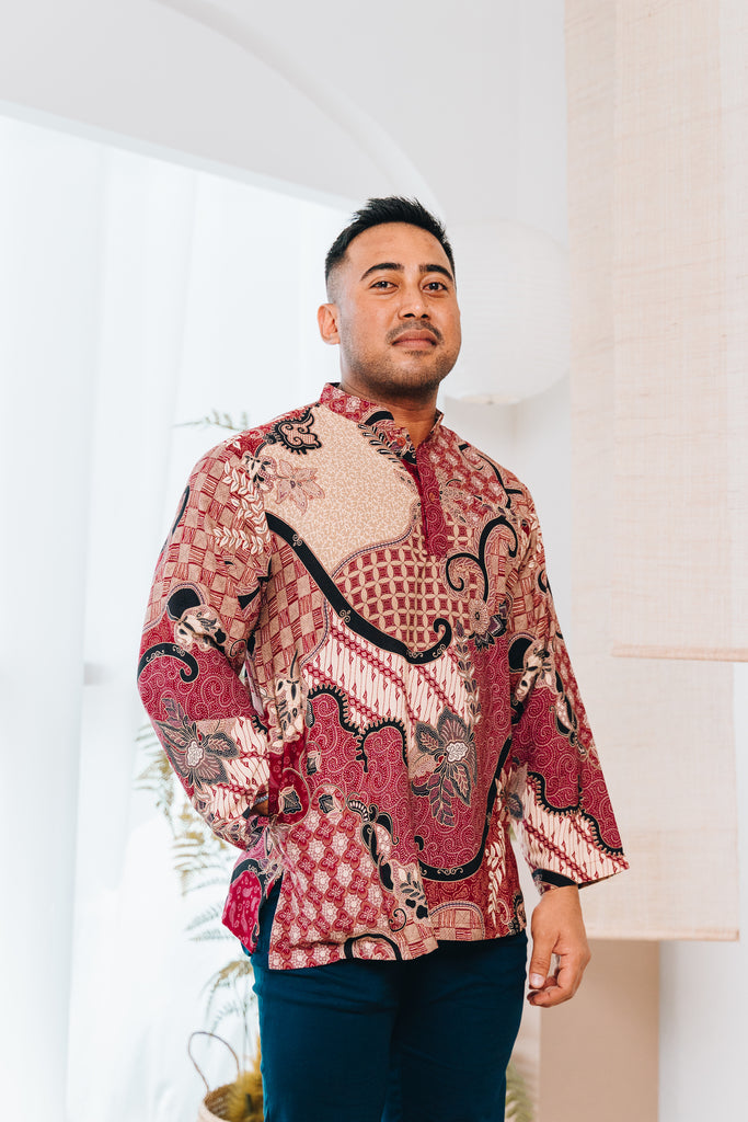 The Tuah Shirt is a mix of traditional and floral elements of the illustrious parang print. The regular cut shirt features a mandarin collar, kurta style buttons, along with front and side pockets. Made from premium cotton dobby for a breathable and flowy drape, the shirt requires minimal to no ironing care.
