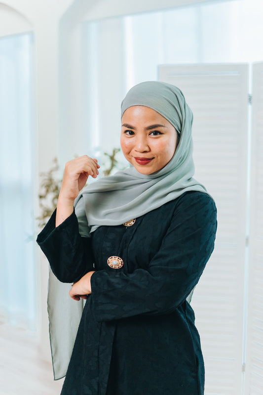 The black kebaya is fully lined, with a v-neckline, breastfeeding friendly front zipper and two side pockets. Made from premium chiffon uragiri, the kebaya features a classic yet elevated look with the soft textured fabric.